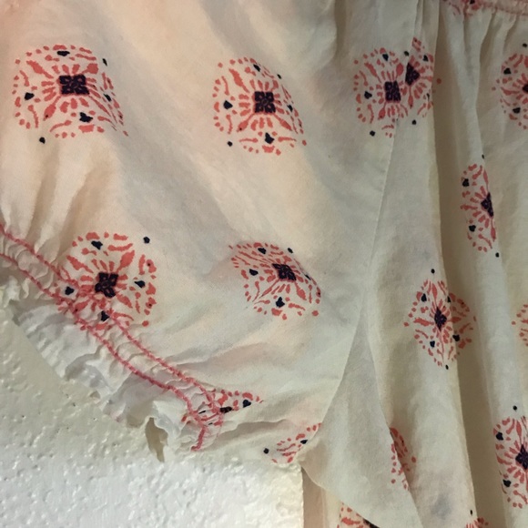 white patterned blouse - Picture 5 of 5